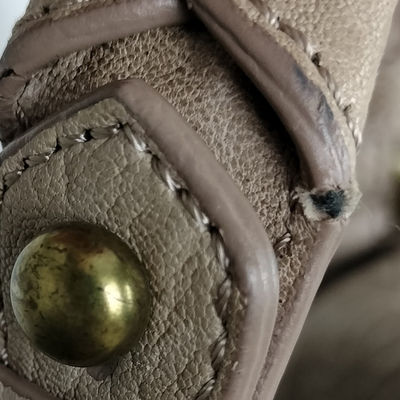 🎉HP🎉 Olivia Harris by Joy Gryson Taupe/Grey Leather Messenger Aged w/ Brass HW - Picture 15 of 16